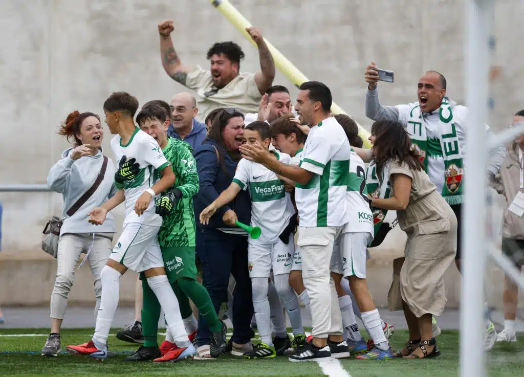 El Elche celebra el gol que le mete en octavos | LaLiga