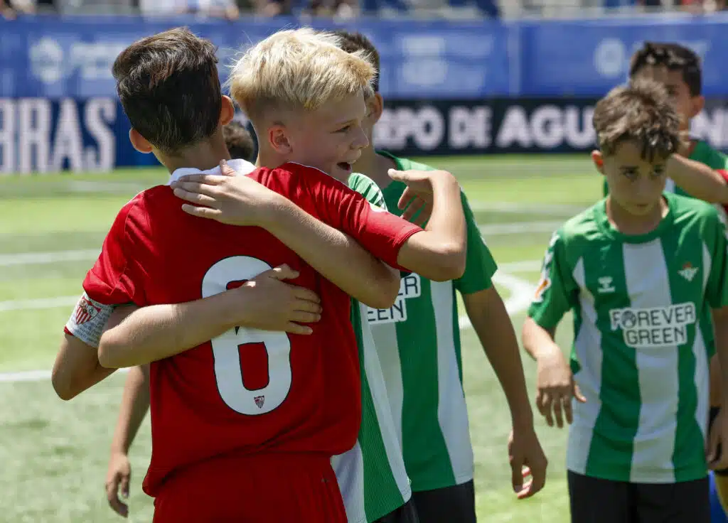 Jugadores del Sevilla y del Betis se abrazan tras el partido